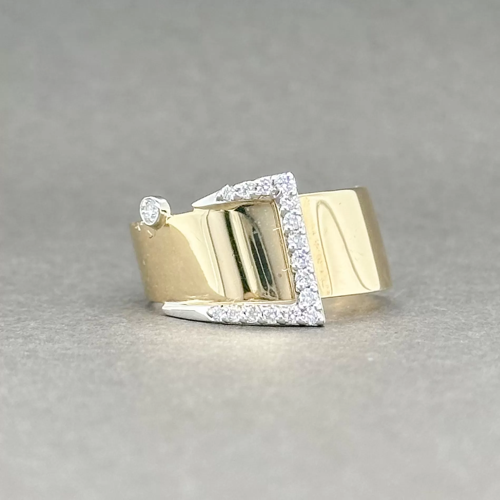 Estate 14K Y Gold 0.15ctw H/SI1 Diamond Buckle Ring